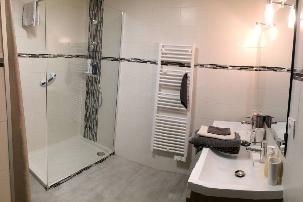 Photo of Bathroom in Les Fins