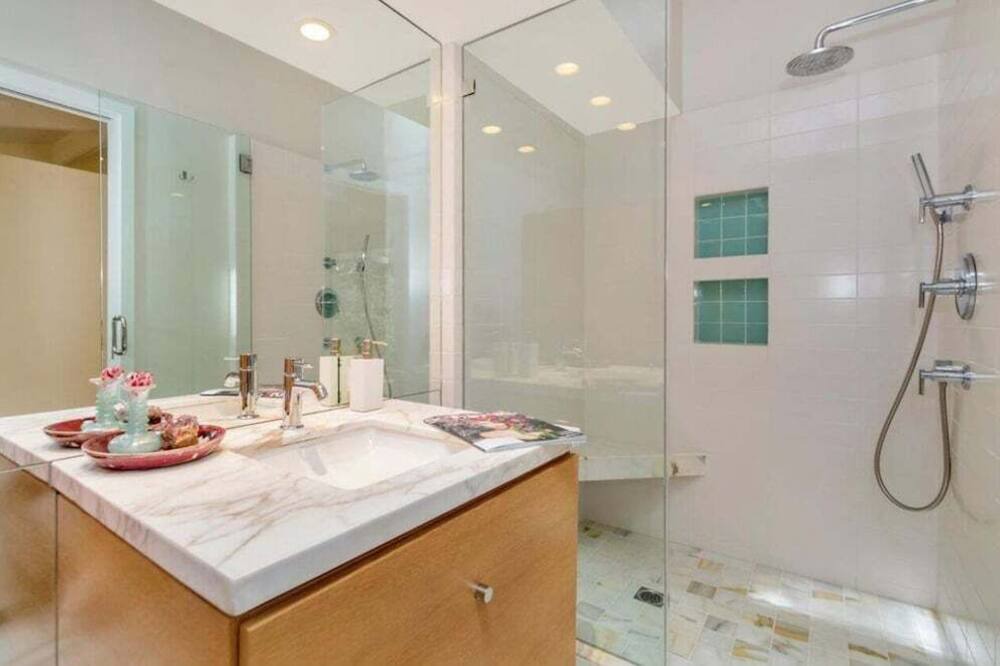 Photo of Bathroom in Monterey Ter