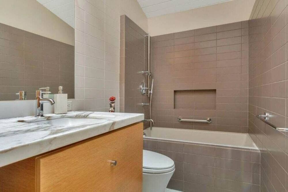 Photo of Bathroom in Monterey Ter