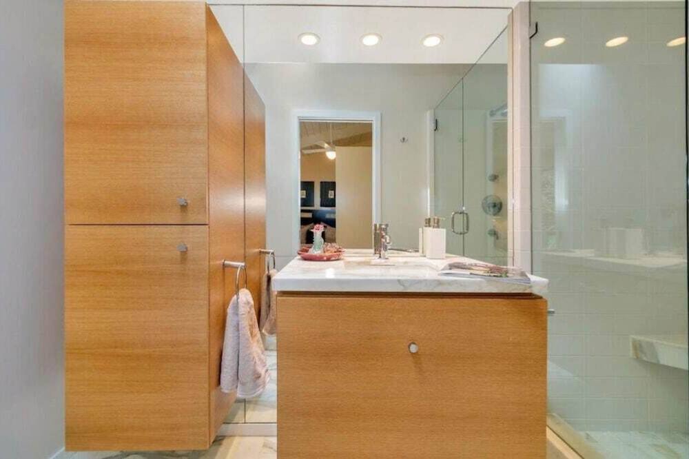 Photo of Bathroom in Monterey Ter