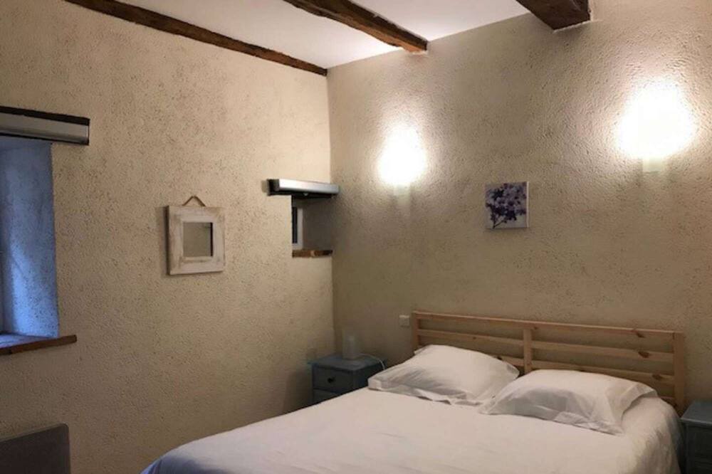 Photo of Bedroom in Castelnau-de-Montmiral