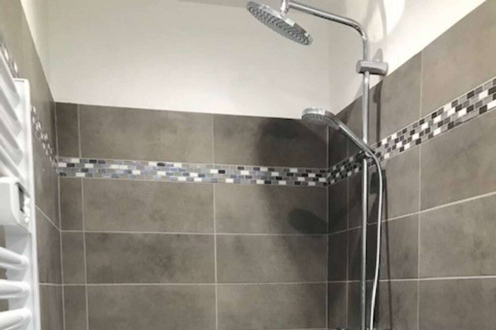 Photo of Bathroom in Castelnau-de-Montmiral