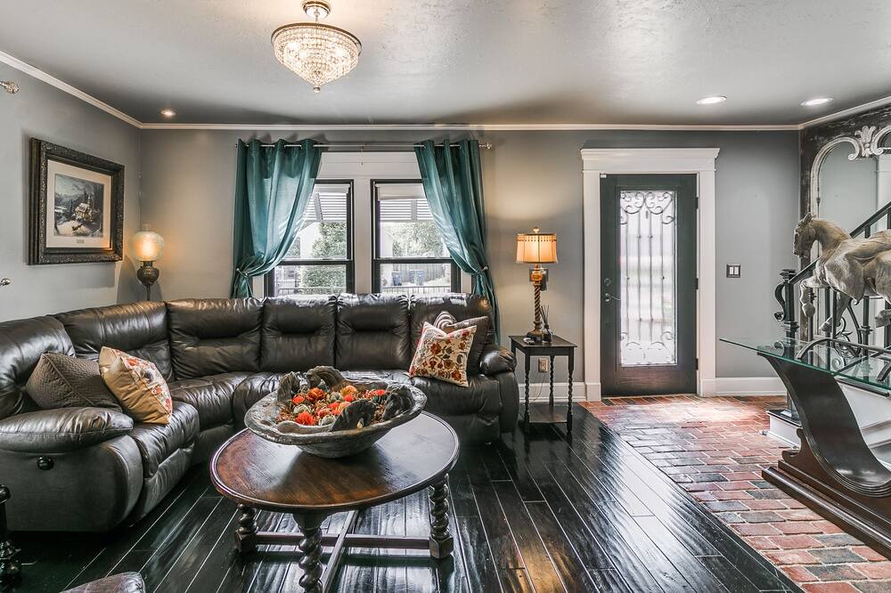 Photo of Livingroom in Guthrie