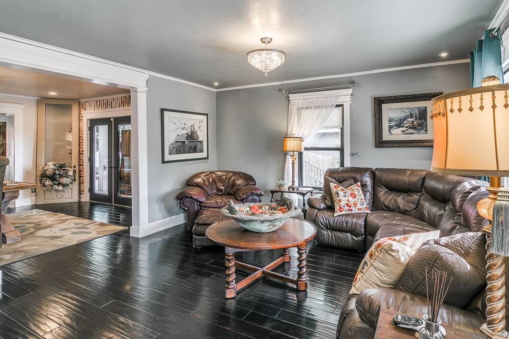 Photo of Livingroom in Guthrie