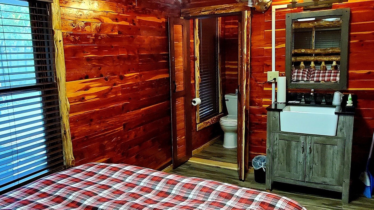 Photo of Bedroom in Eureka Springs Historic District