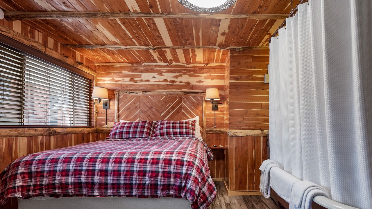 Photo of Bedroom in Eureka Springs Historic District