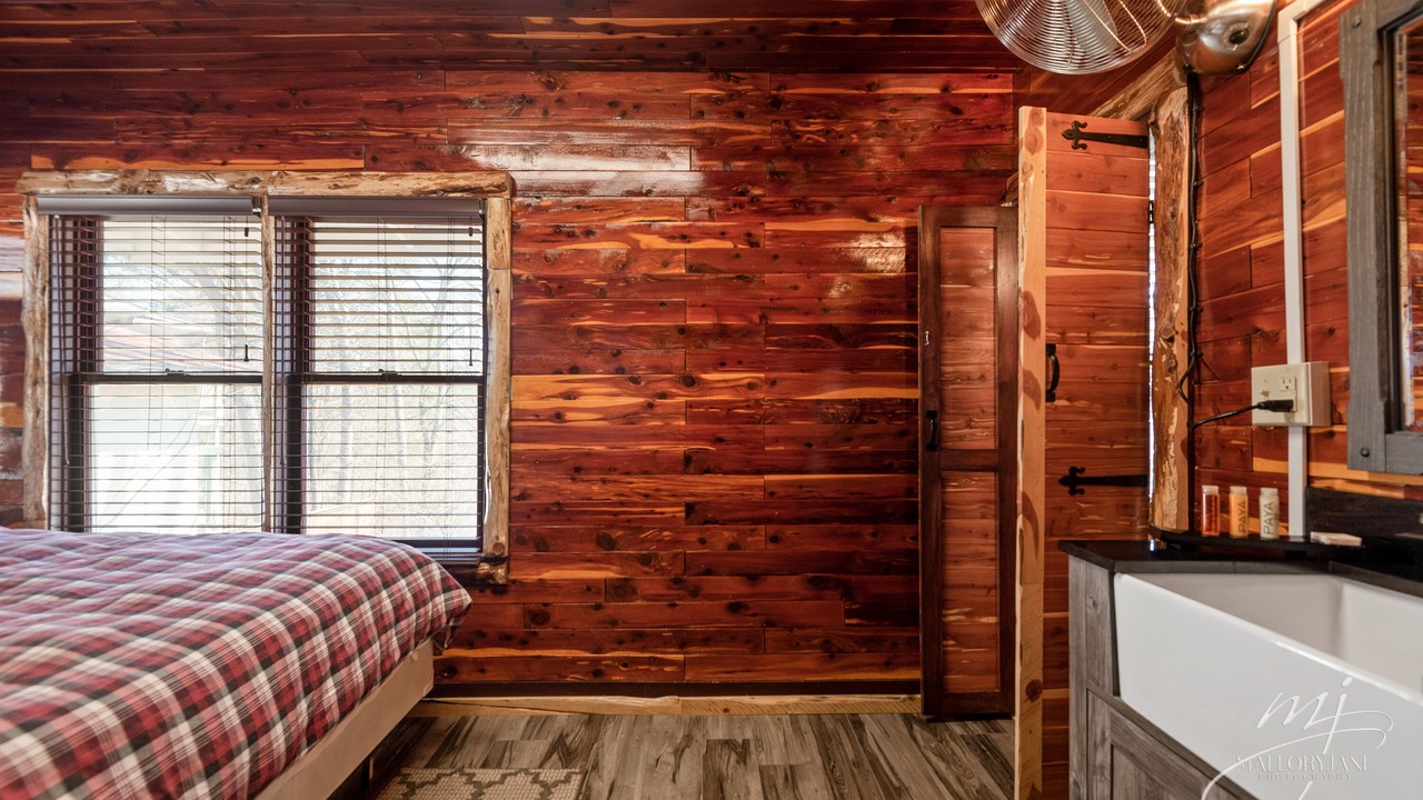 Photo of Bedroom in Eureka Springs Historic District