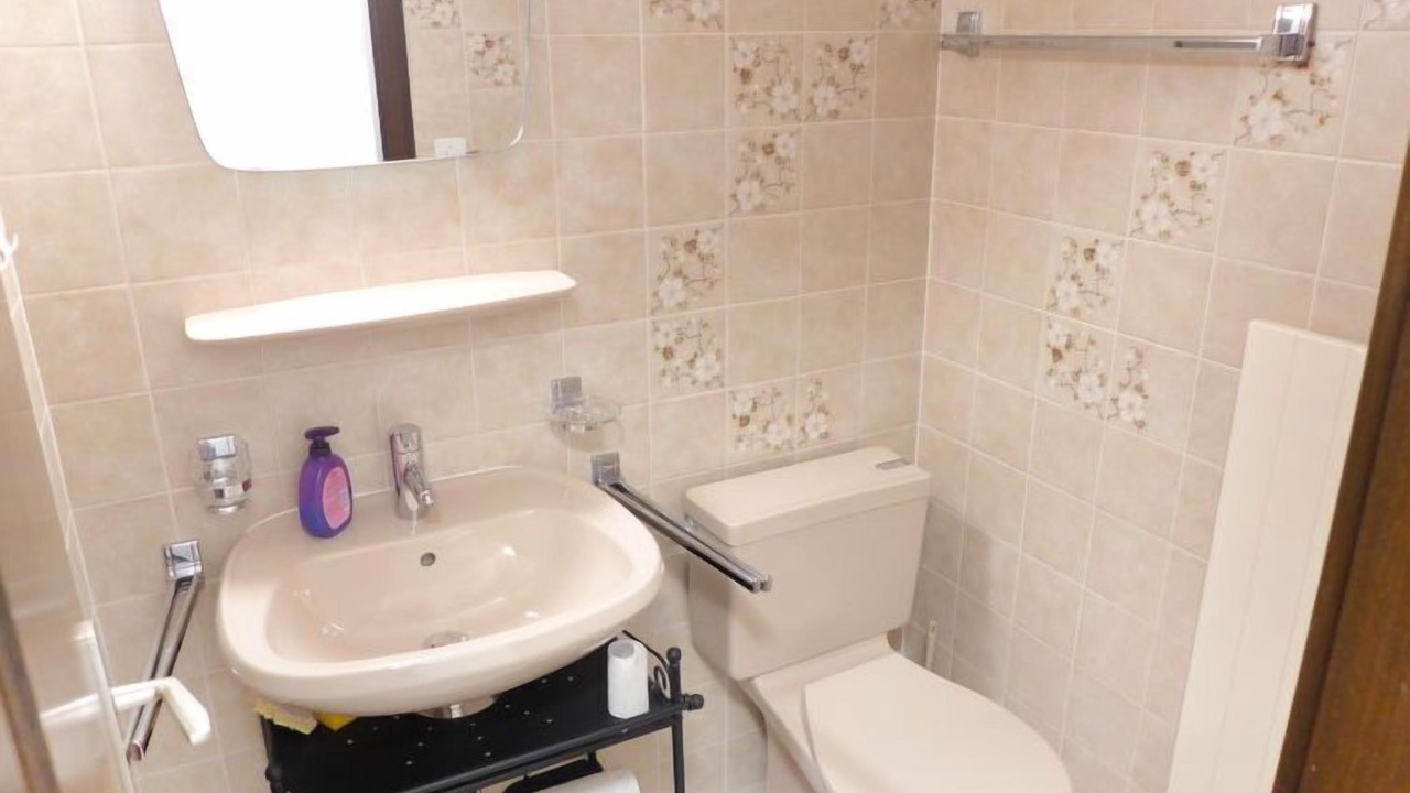 Photo of Bathroom in Lens