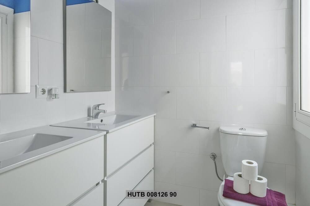 Photo of Bathroom in El Camp de l'Arpa del Clot