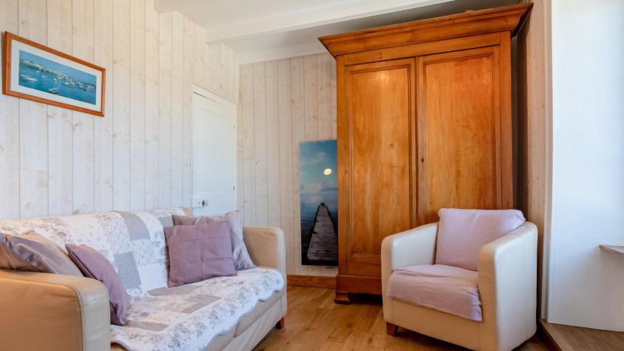 Photo of Livingroom in Reville