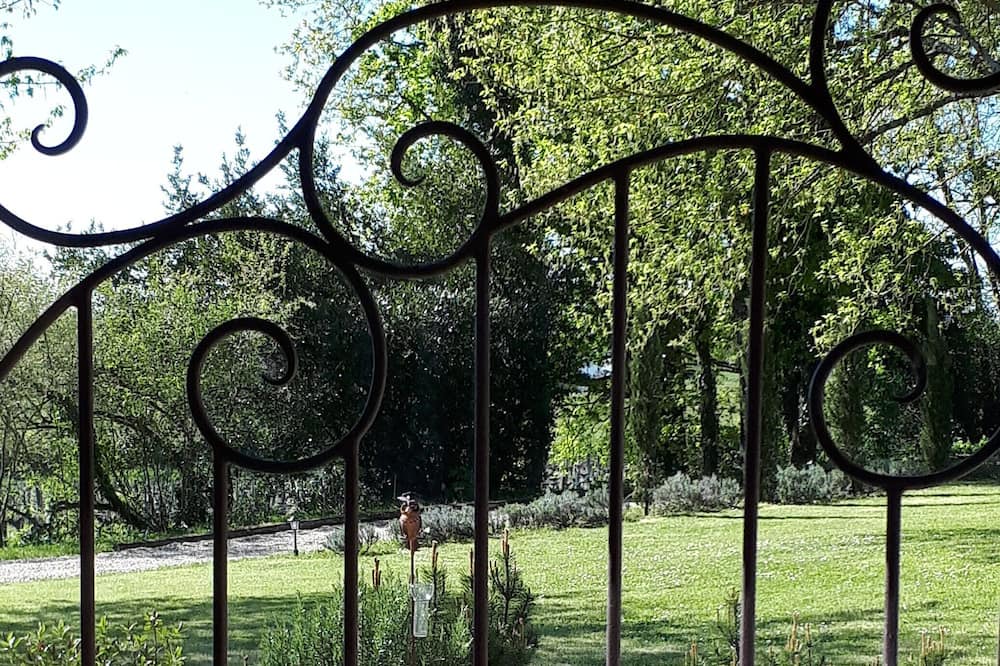 Photo of Others in Les Esseintes