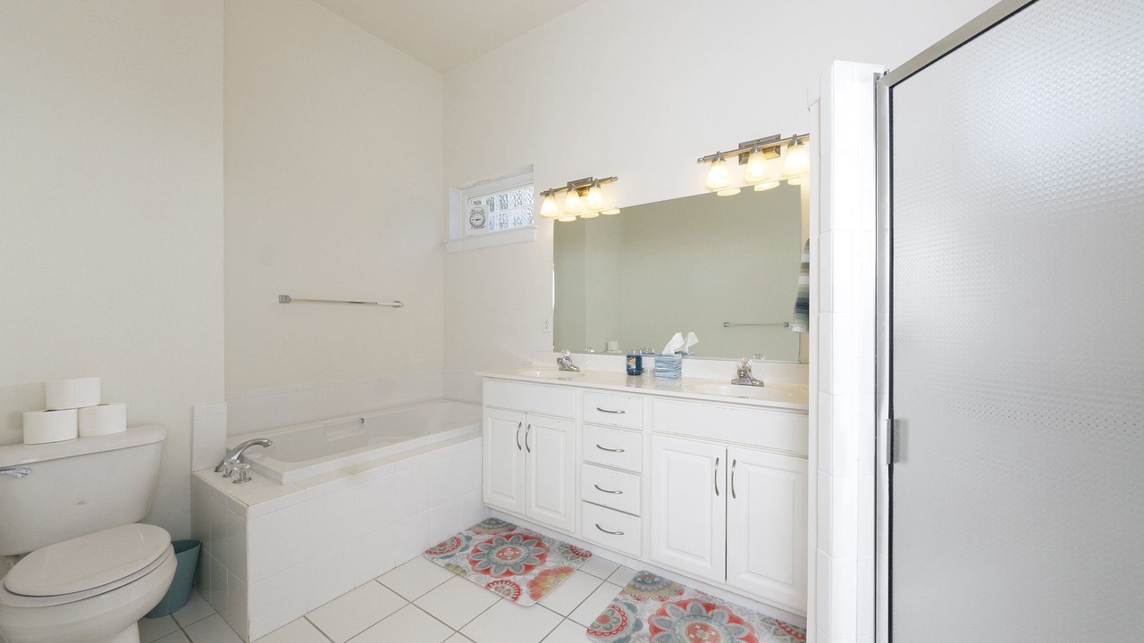 Photo of Bathroom in Willoughby Spit