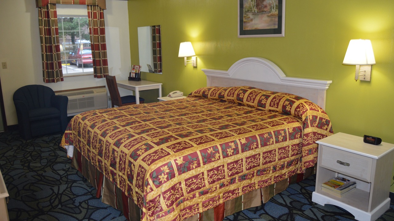 Photo of Bedroom in Cuyahoga Falls
