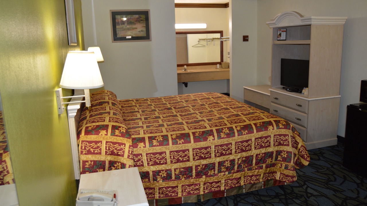 Photo of Bedroom in Cuyahoga Falls