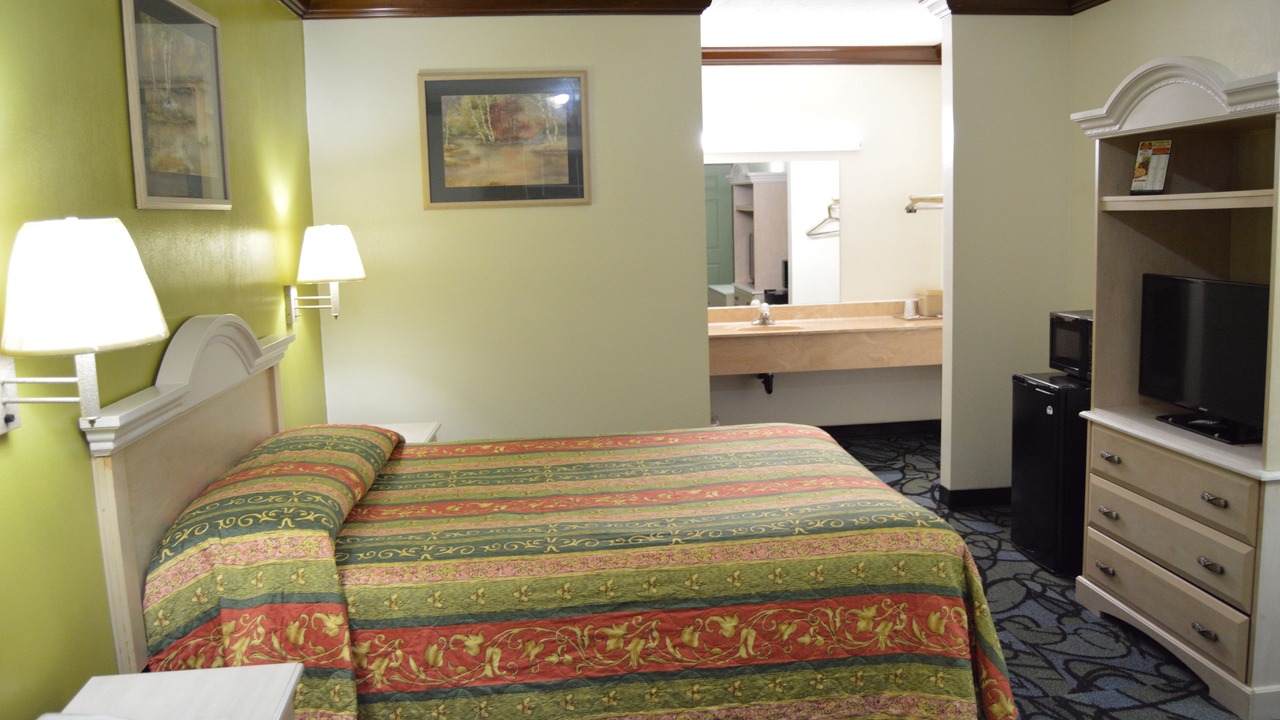 Photo of Bedroom in Cuyahoga Falls