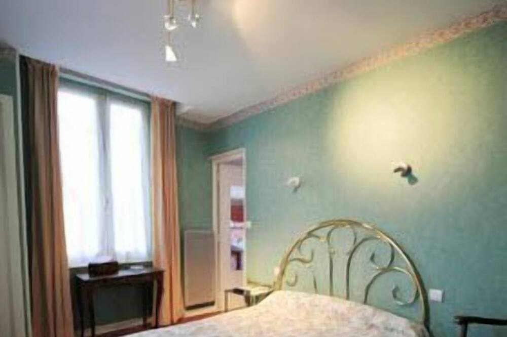 Photo of Bedroom in Lapalisse