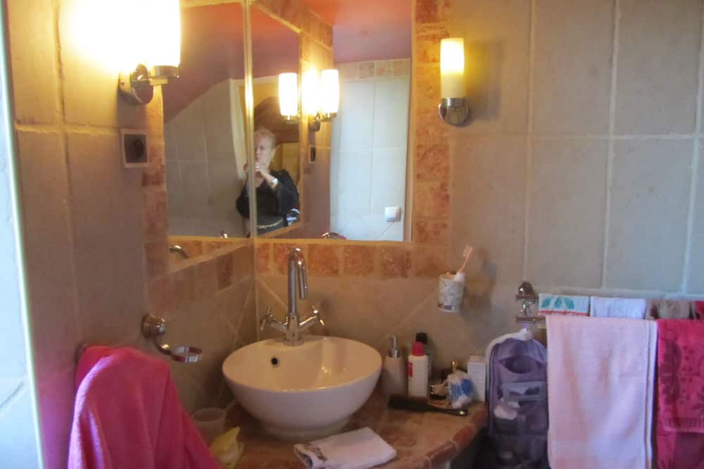 Photo of Bathroom in Violes