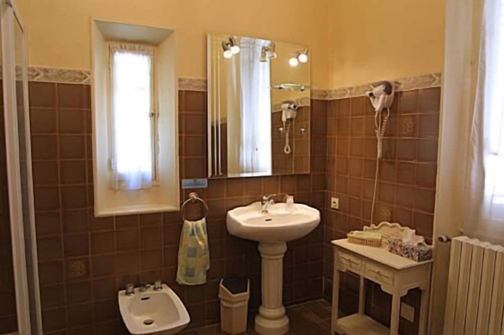 Photo of Bathroom in Violes