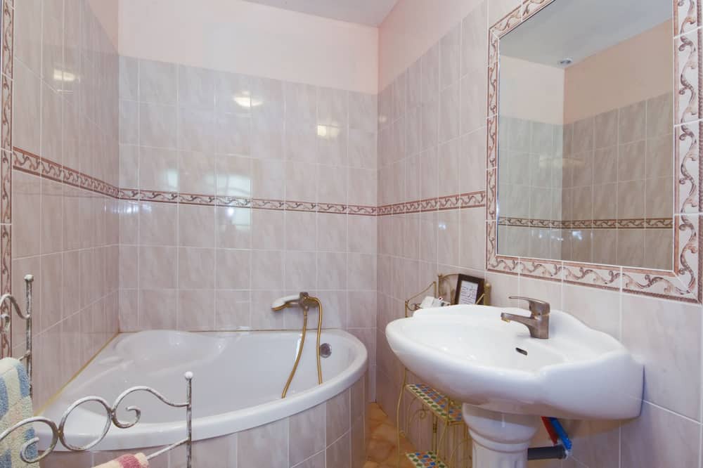 Photo of Bathroom in Violes