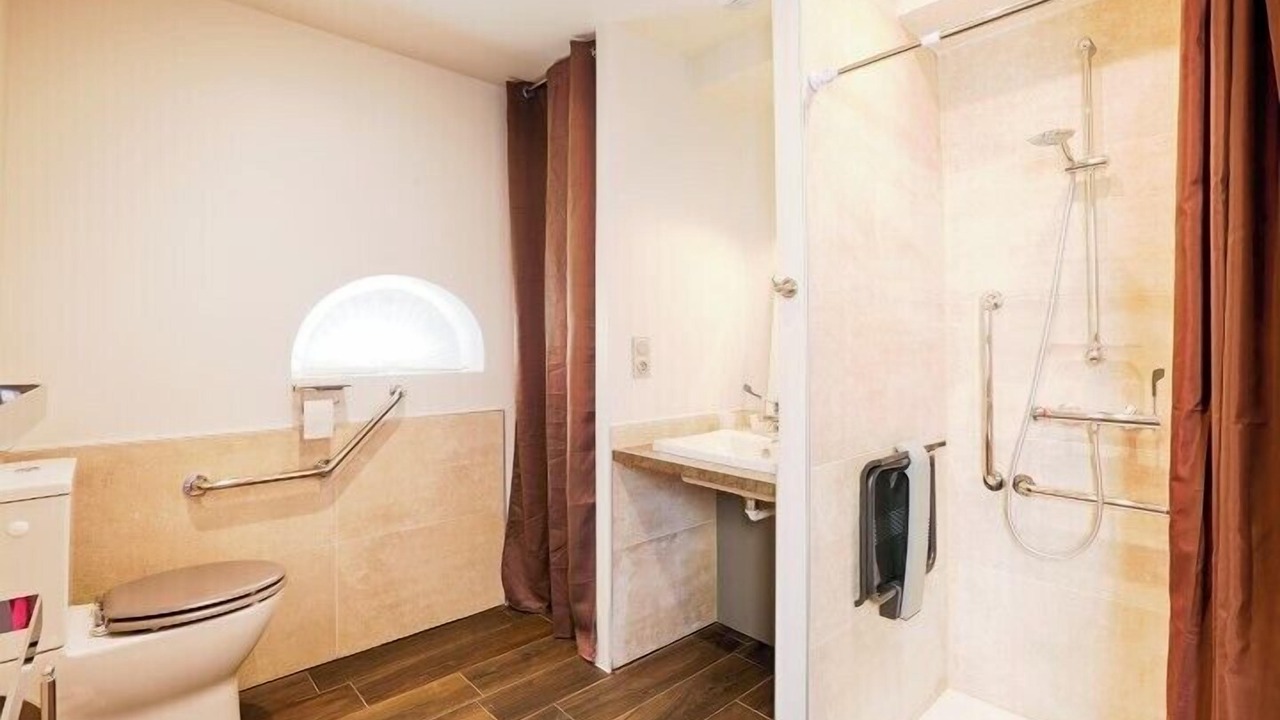 Photo of Bathroom in Saint-Pierre-Canivet