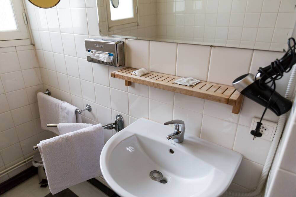 Photo of Bathroom in Realmont