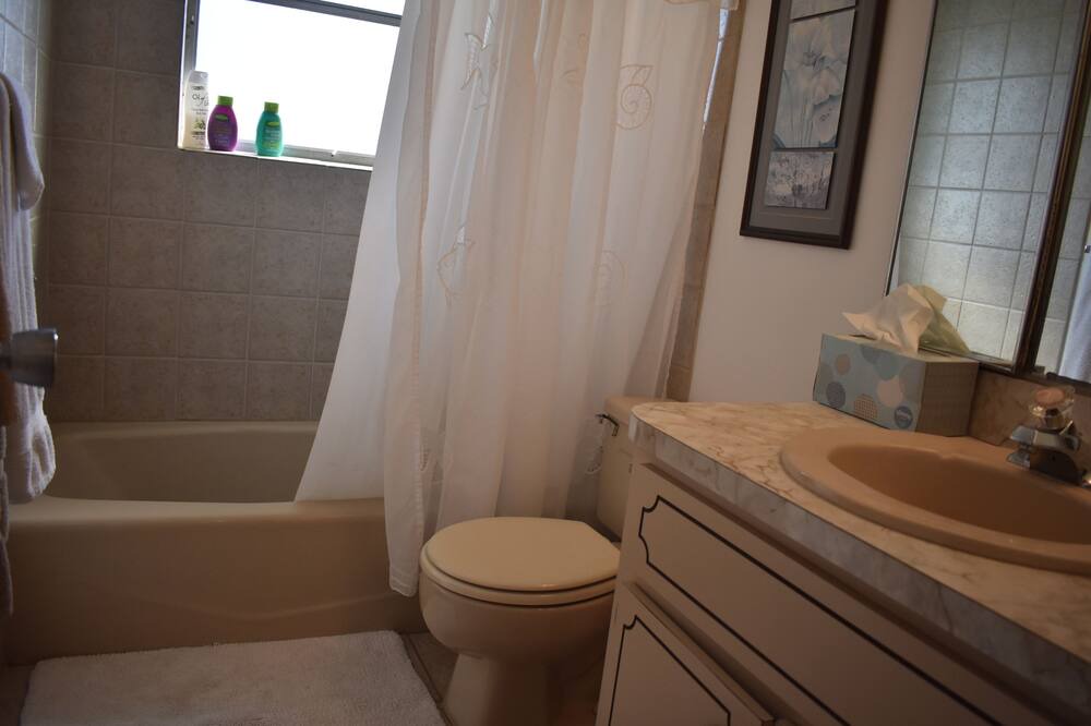 Photo of Bathroom in Lake Worth Corridor