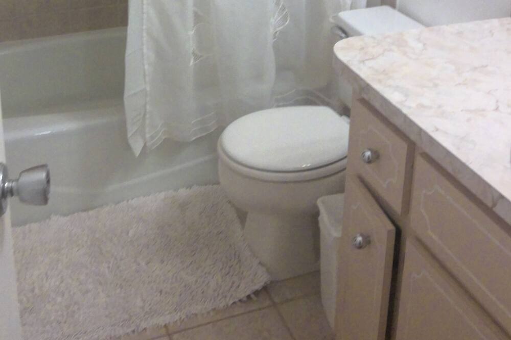 Photo of Bathroom in Lake Worth Corridor