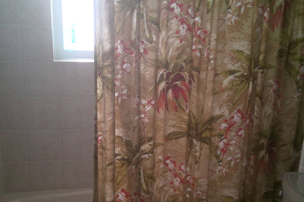 Photo of Bathroom in Lake Worth Corridor