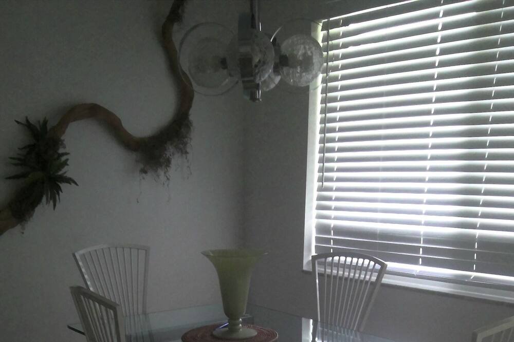 Photo of Bedroom in Lake Worth Corridor