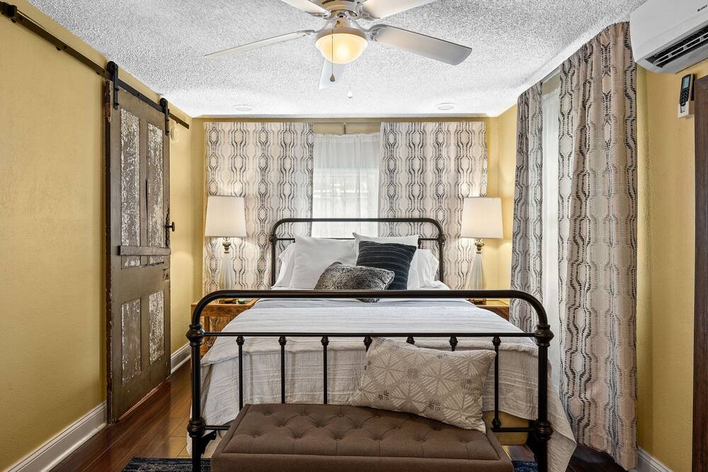 Photo of Bedroom in Avondale