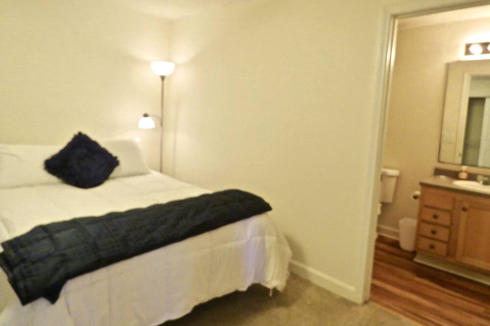 Photo of Bedroom in Keowee