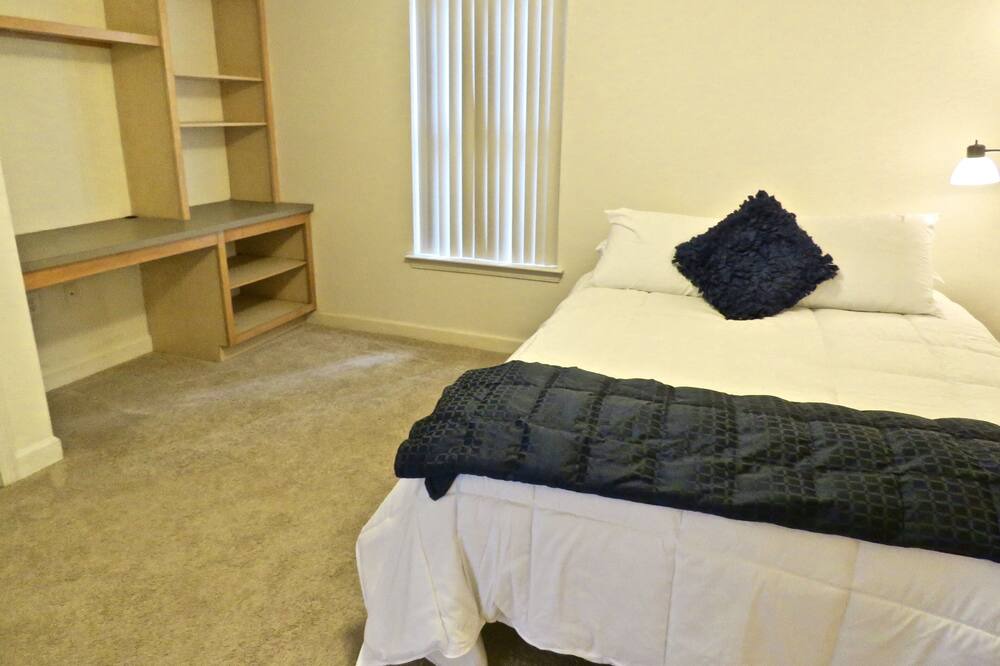 Photo of Bedroom in Keowee