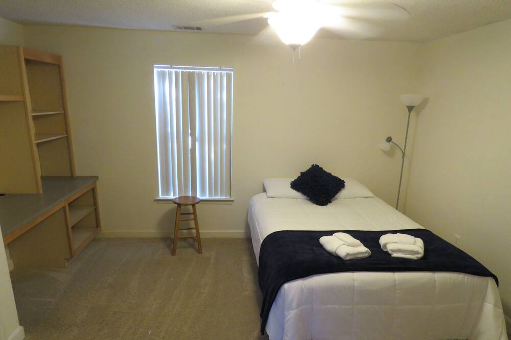 Photo of Bedroom in Keowee