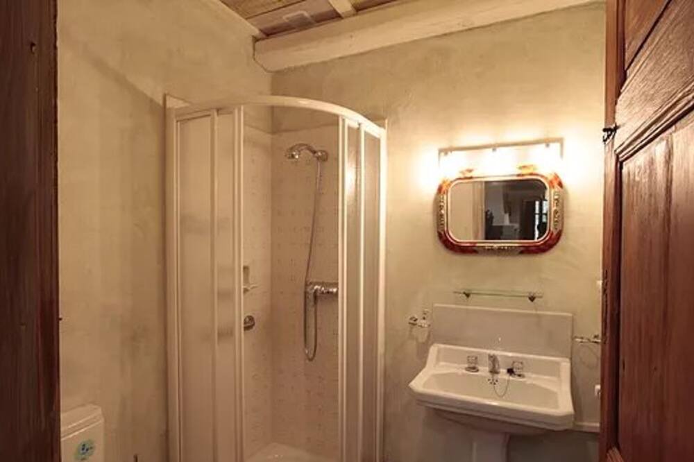 Photo of Bathroom in Ponts