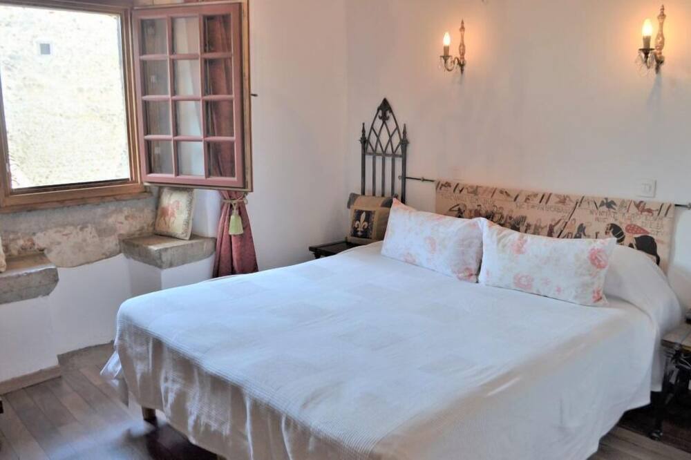 Photo of Bedroom in Perouges