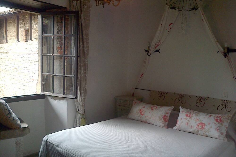 Photo of Bedroom in Perouges