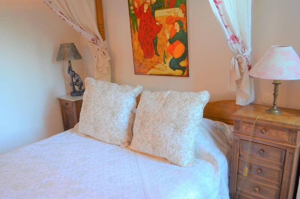 Photo of Bedroom in Perouges