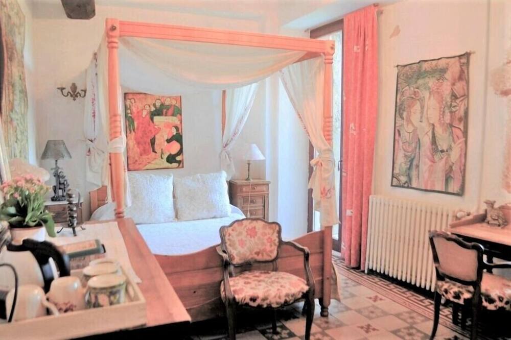 Photo of Bedroom in Perouges