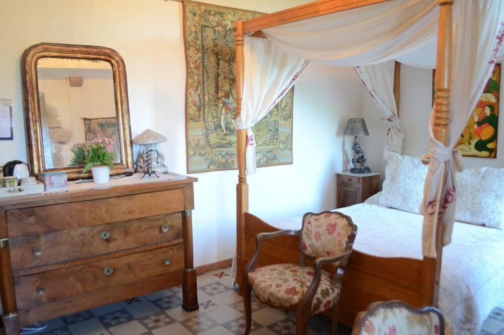 Photo of Bedroom in Perouges
