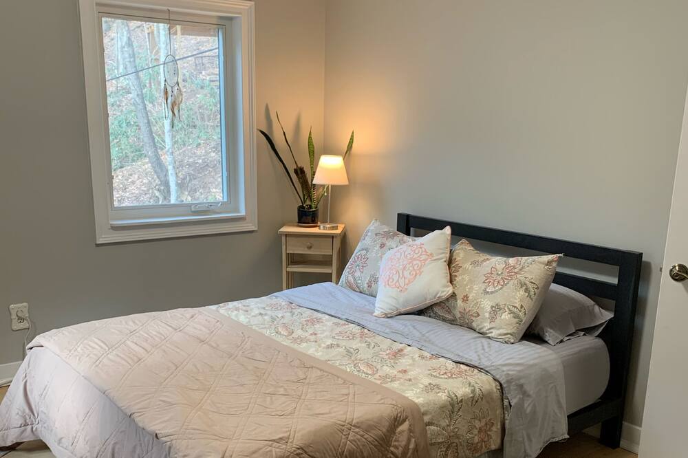 Photo of Bedroom in Barnardsville