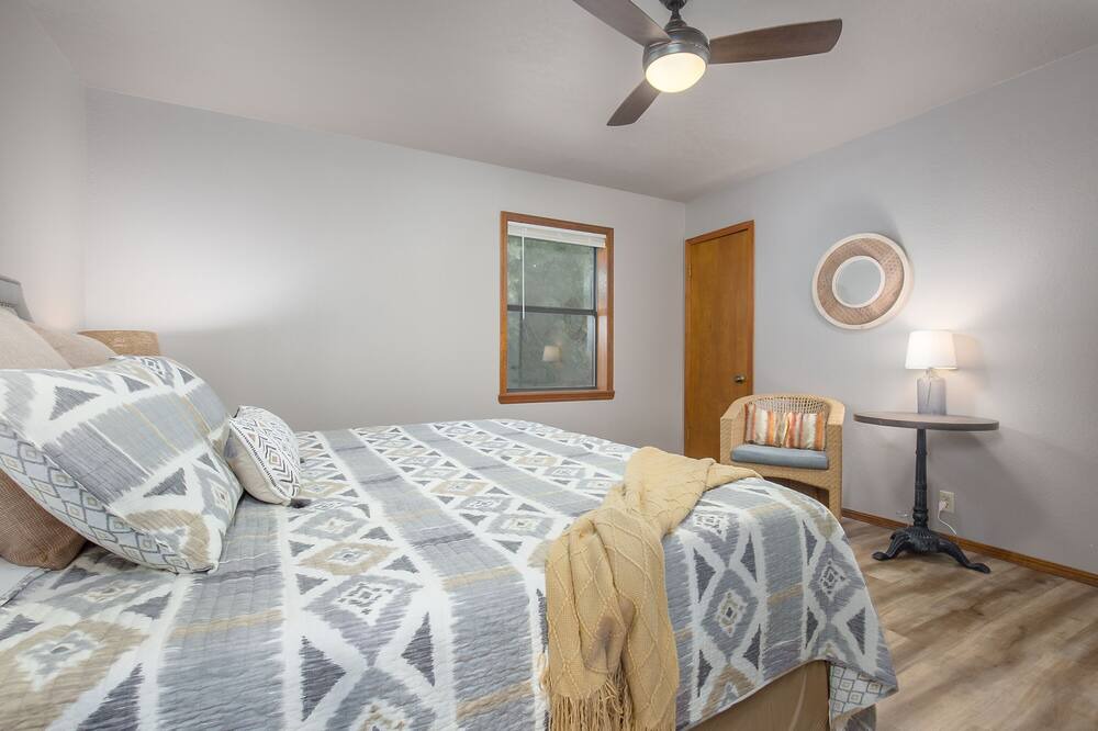 Photo of Bedroom in Sulphur