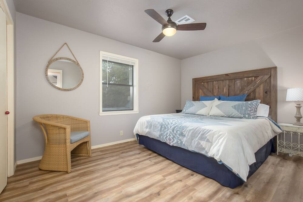 Photo of Bedroom in Sulphur