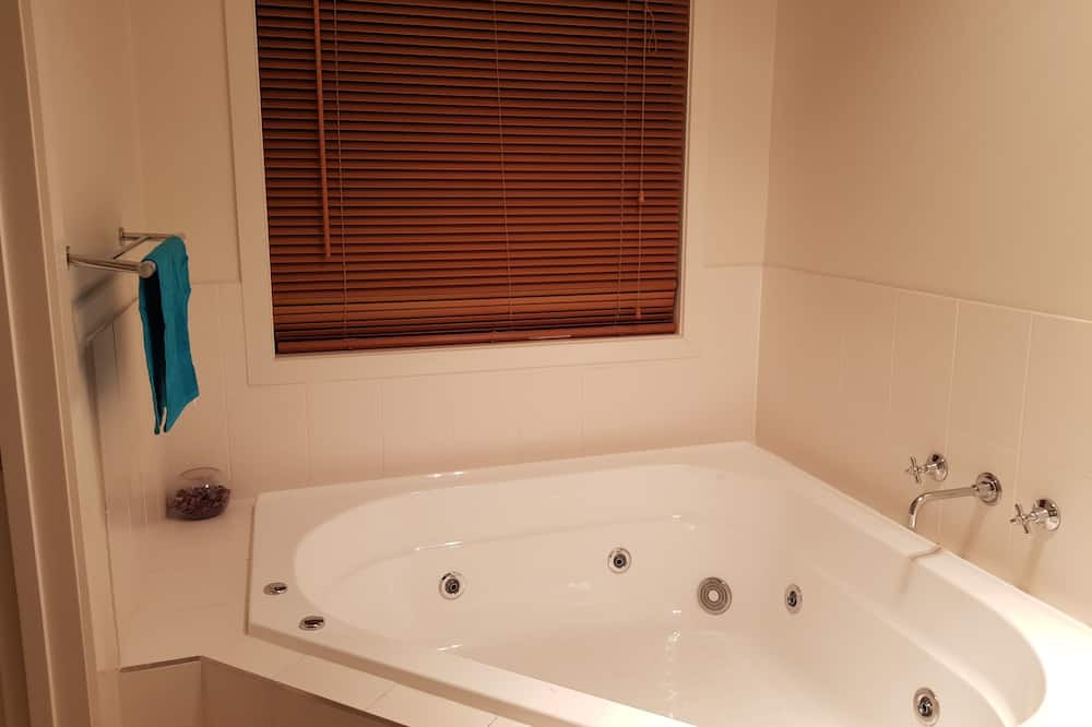 Photo of Bathroom in Sanctuary Lakes