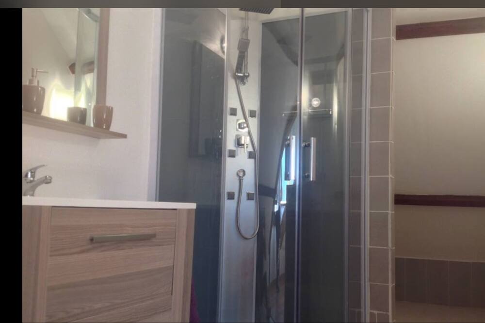 Photo of Bathroom in Saint-Etienne-la-Thillaye