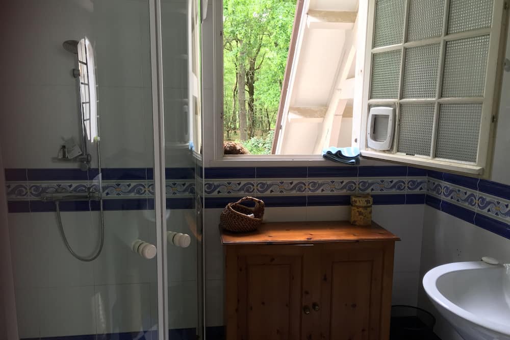 Photo of Bathroom in Saint-Sulpice-et-Cameyrac