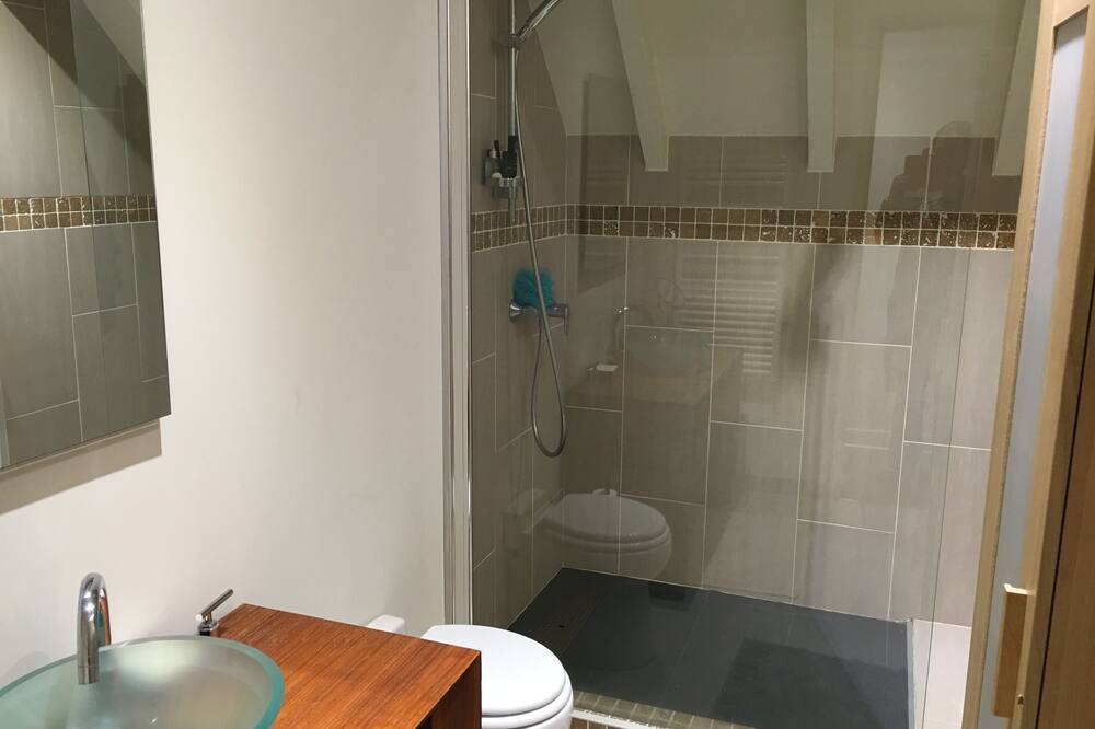 Photo of Bathroom in Saint-Sulpice-et-Cameyrac