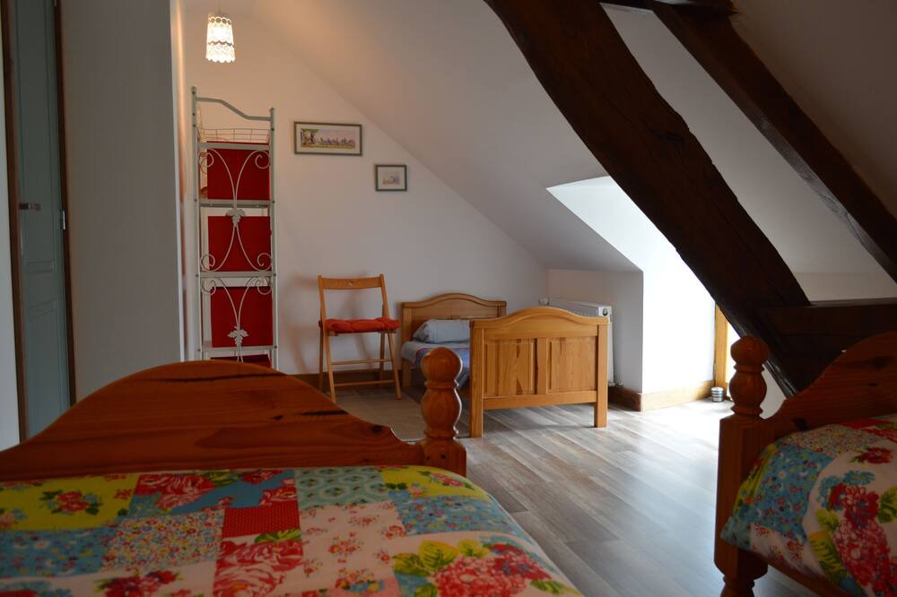 Photo of Bedroom in Saint-Georges-de-Reintembault
