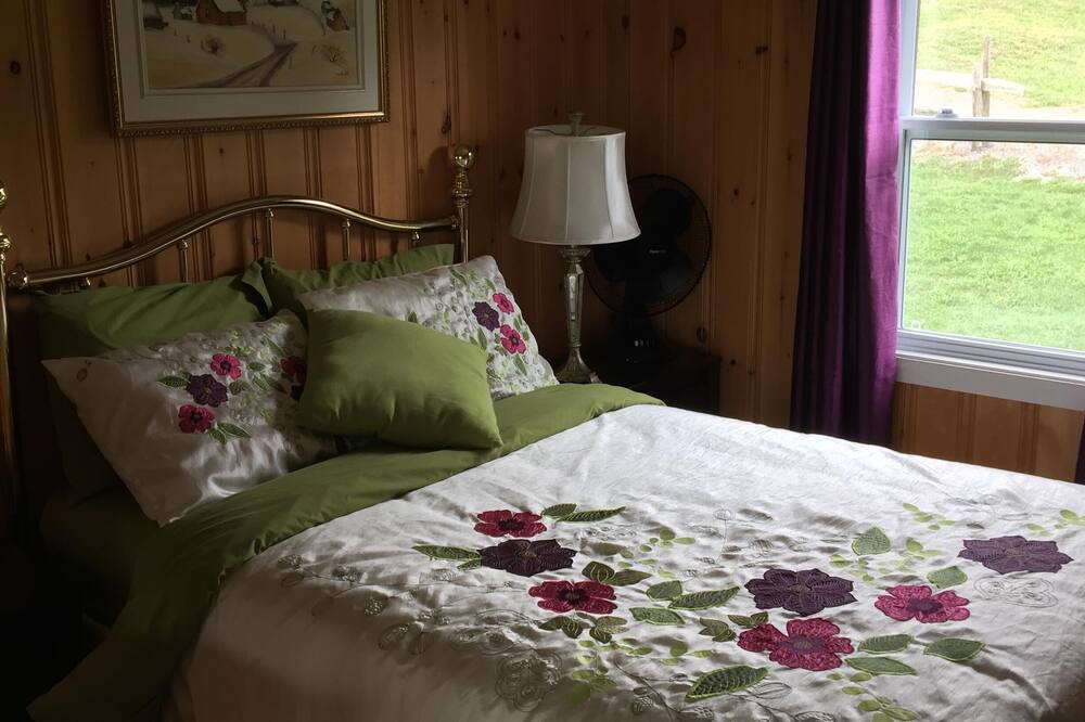 Photo of Bedroom in Saint-Jean-de-l'lle-d'Orleans