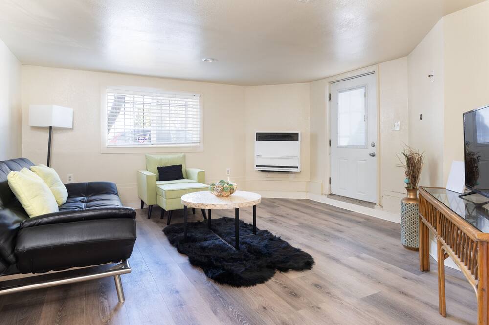 Photo of Livingroom in Downtown Oakland