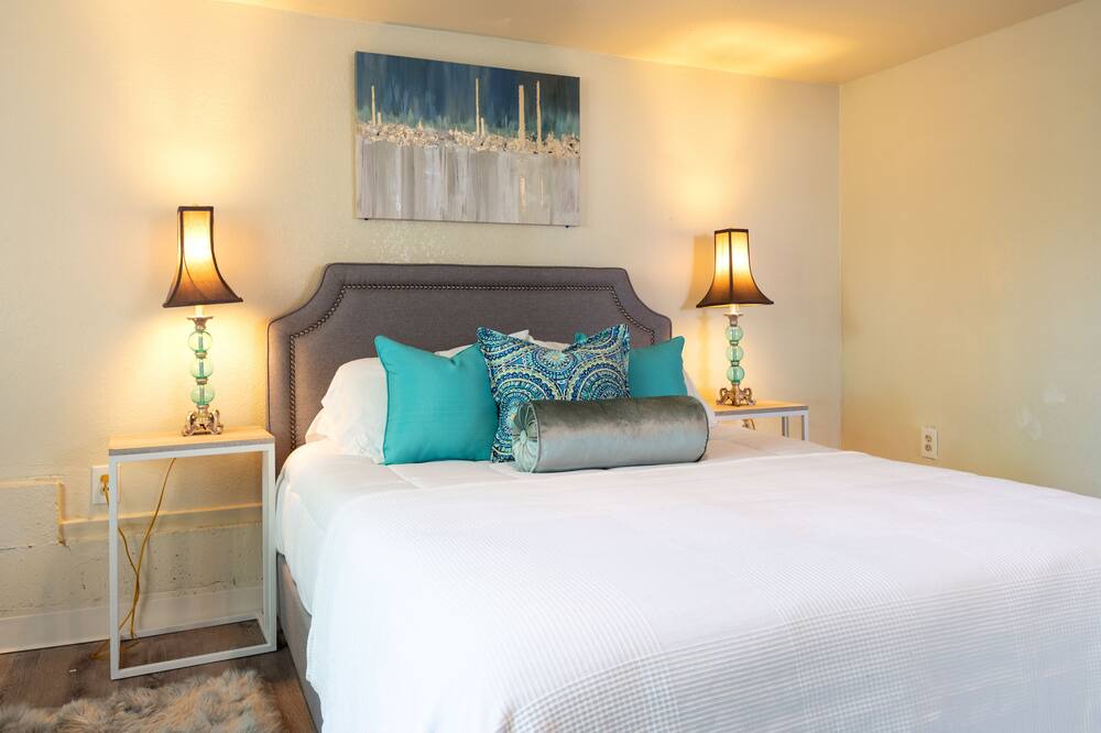 Photo of Bedroom in Downtown Oakland